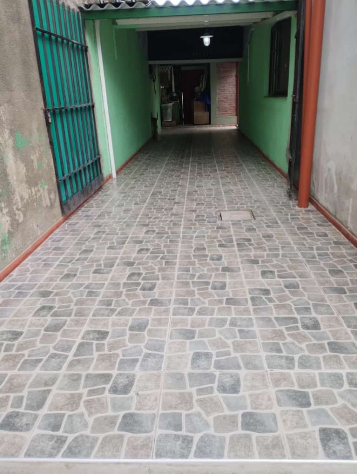 Casa chalet en venta en Quilmes de 5 ambientes, dos plantas con jardin y pileta (APTO CREDITO HIPOTECARIO)
