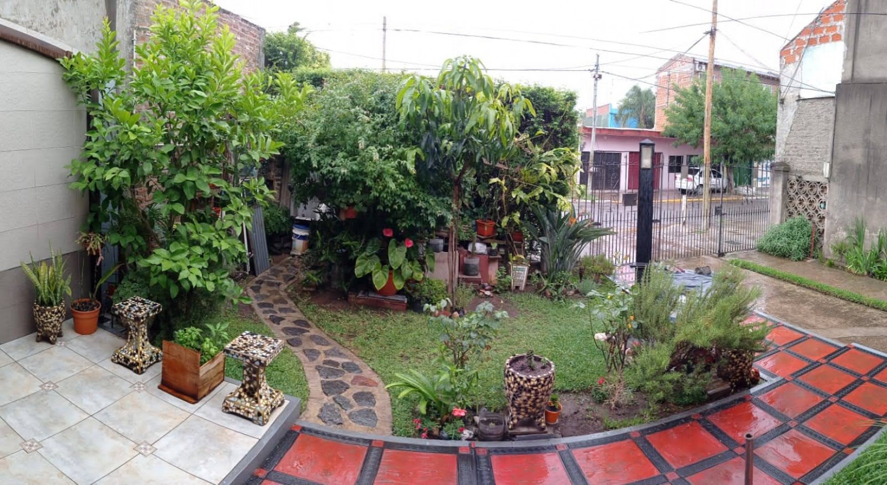 Casa chalet en venta en Quilmes de 5 ambientes, dos plantas con jardin y pileta (APTO CREDITO HIPOTECARIO)