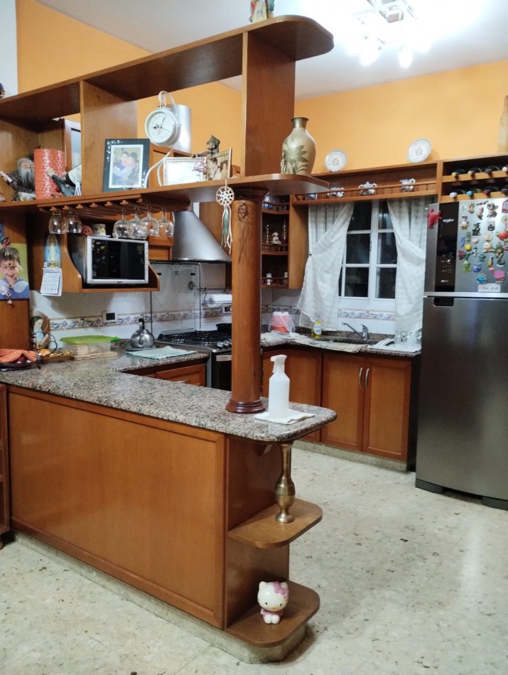Casa chalet en venta en Quilmes de 5 ambientes, dos plantas con jardin y pileta (APTO CREDITO HIPOTECARIO)