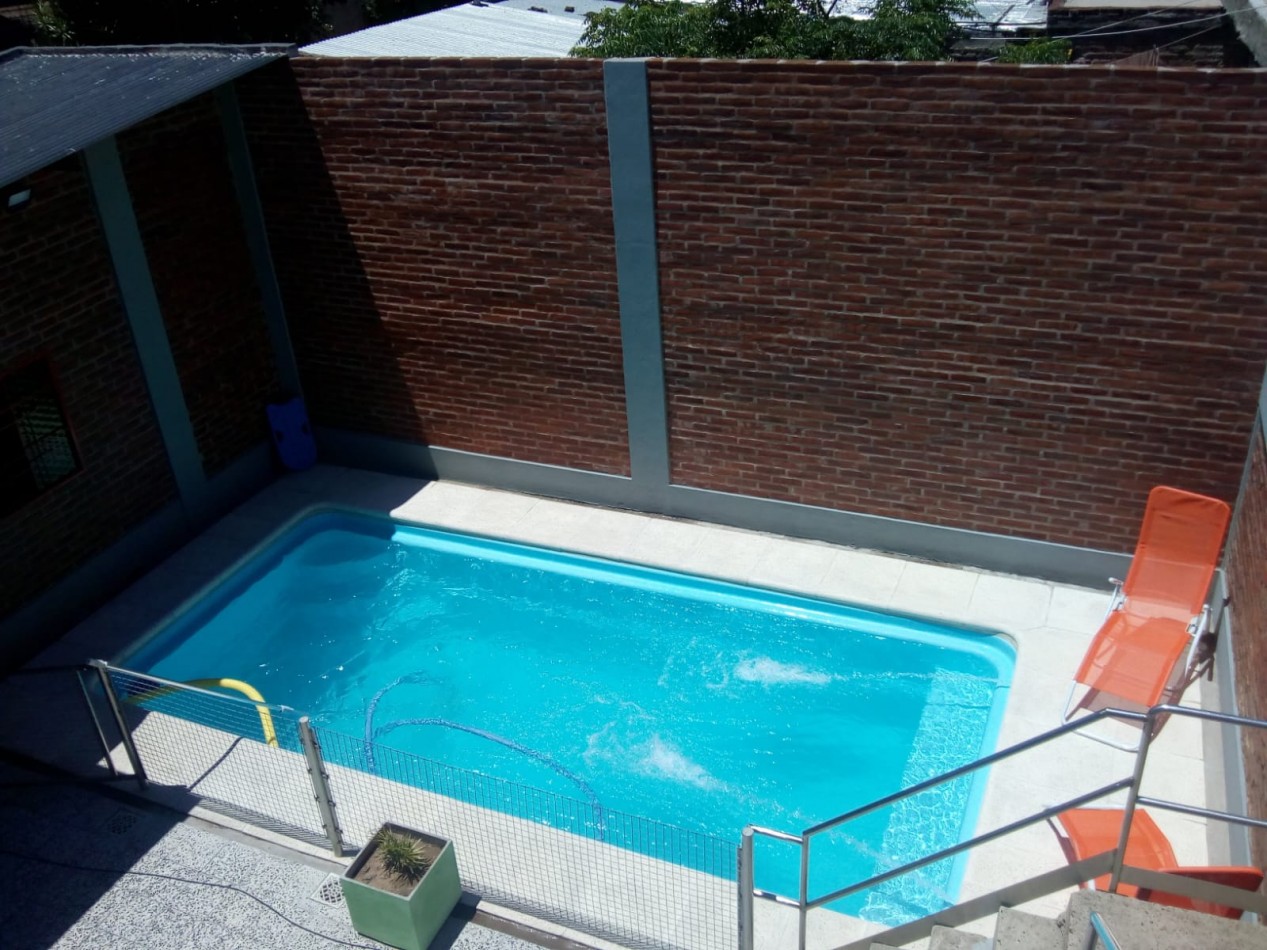 Casa chalet en venta en Quilmes de 5 ambientes, dos plantas con jardin y pileta (APTO CREDITO HIPOTECARIO)