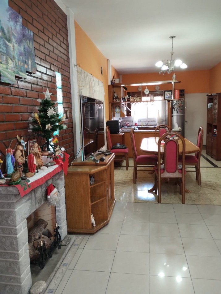 Casa chalet en venta en Quilmes de 5 ambientes, dos plantas con jardin y pileta (APTO CREDITO HIPOTECARIO)