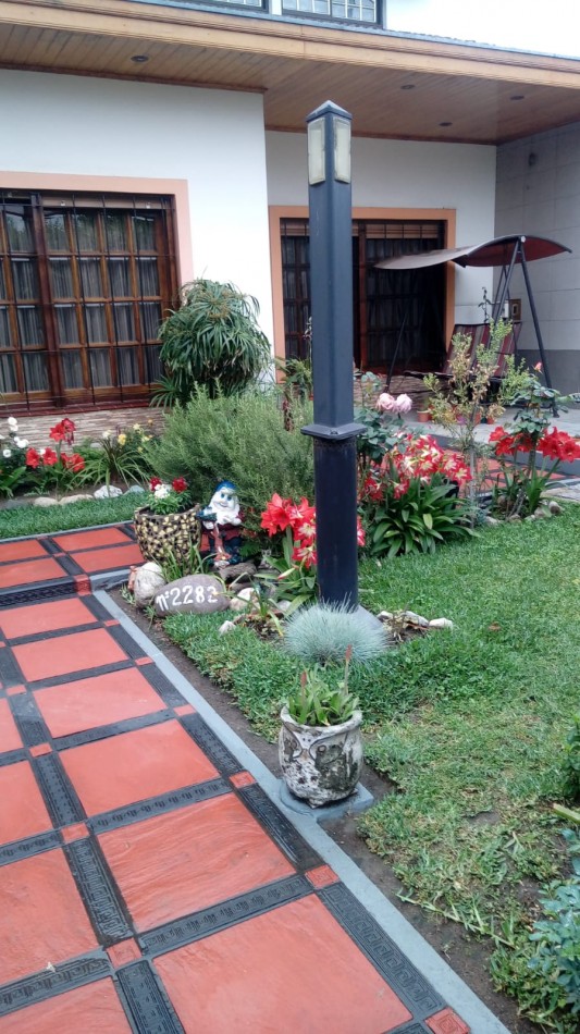 Casa chalet en venta en Quilmes de 5 ambientes, dos plantas con jardin y pileta (APTO CREDITO HIPOTECARIO)
