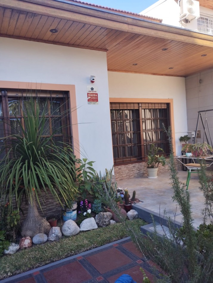 Casa chalet en venta en Quilmes de 5 ambientes, dos plantas con jardin y pileta (APTO CREDITO HIPOTECARIO)