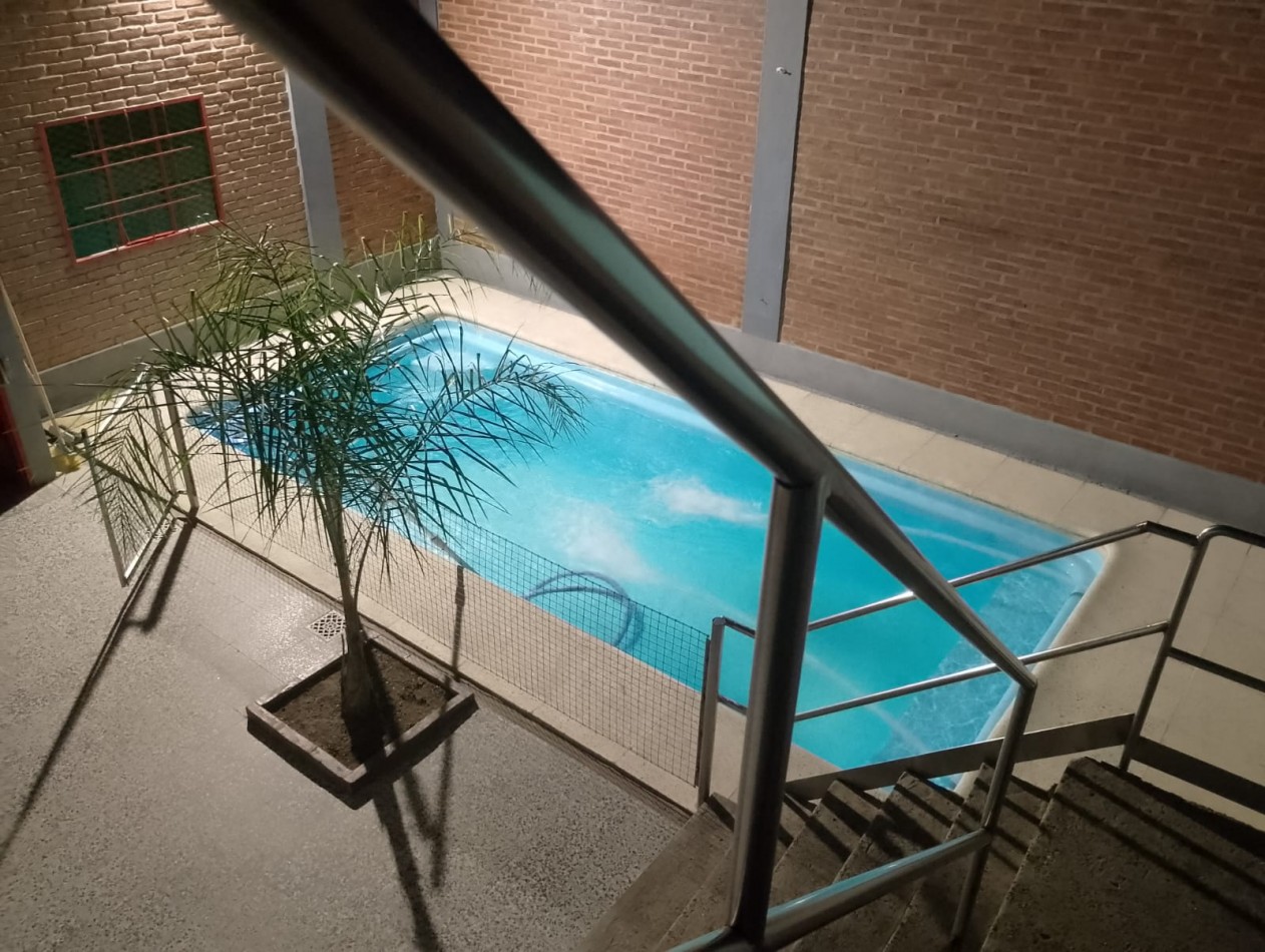Casa chalet en venta en Quilmes de 5 ambientes, dos plantas con jardin y pileta (APTO CREDITO HIPOTECARIO)