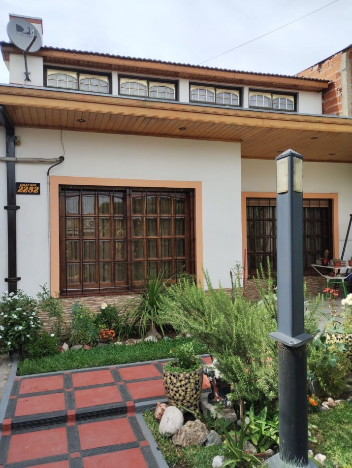 Casa chalet en venta en Quilmes de 5 ambientes, dos plantas con jardin y pileta (APTO CREDITO HIPOTECARIO)