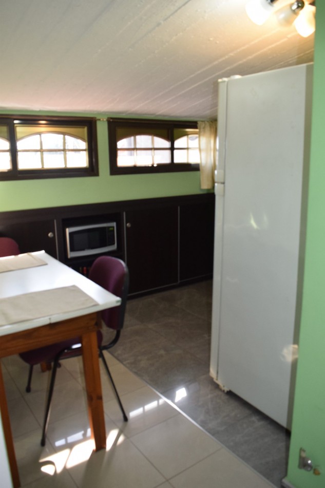 Casa chalet en venta en Quilmes de 5 ambientes, dos plantas con jardin y pileta (APTO CREDITO HIPOTECARIO)