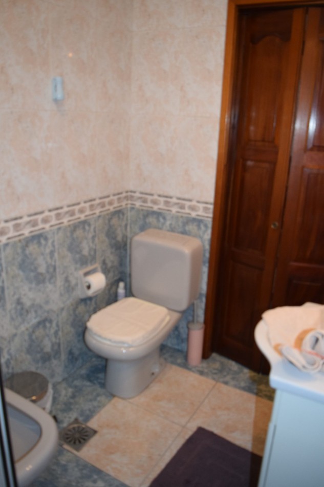 Casa chalet en venta en Quilmes de 5 ambientes, dos plantas con jardin y pileta (APTO CREDITO HIPOTECARIO)