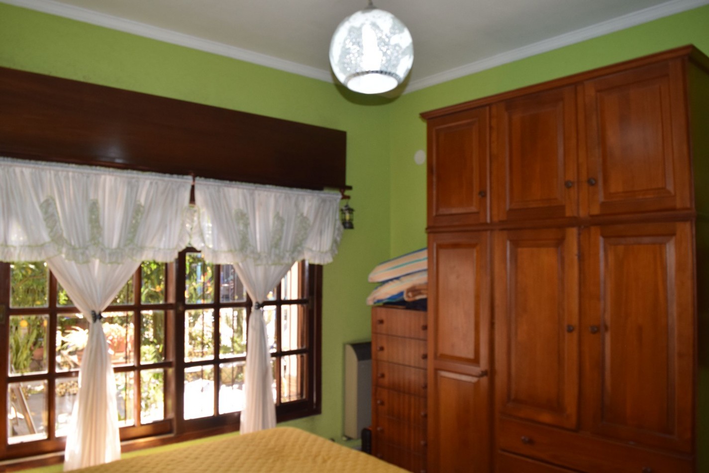 Casa chalet en venta en Quilmes de 5 ambientes, dos plantas con jardin y pileta (APTO CREDITO HIPOTECARIO)