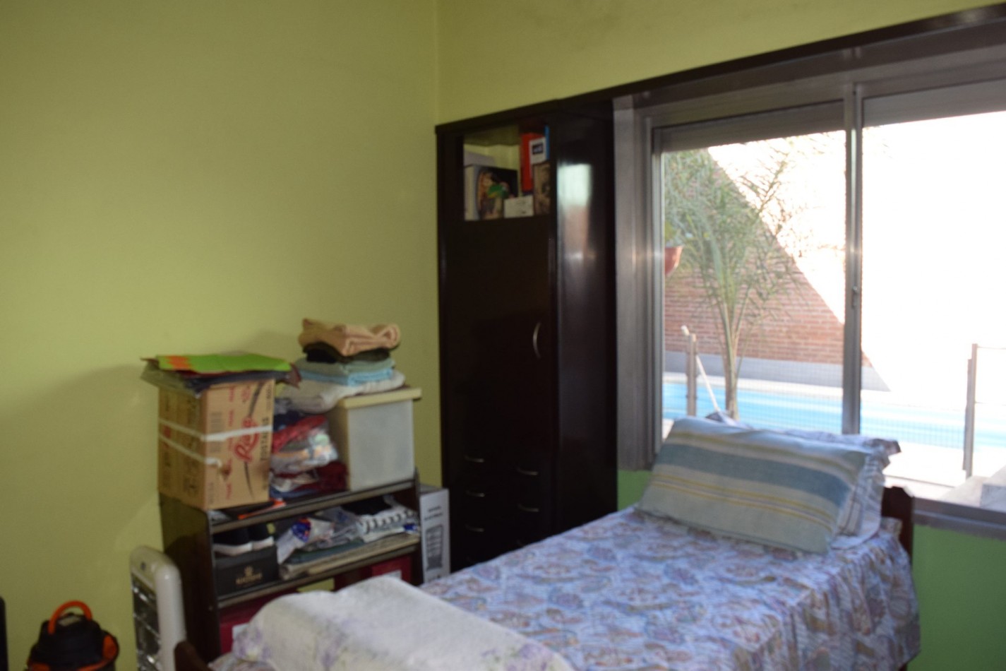Casa chalet en venta en Quilmes de 5 ambientes, dos plantas con jardin y pileta (APTO CREDITO HIPOTECARIO)