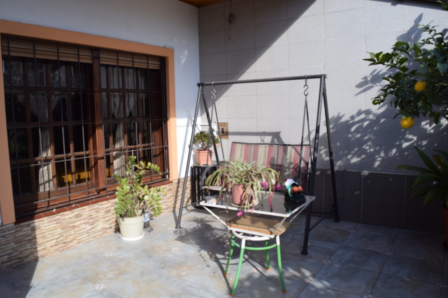 Casa chalet en venta en Quilmes de 5 ambientes, dos plantas con jardin y pileta (APTO CREDITO HIPOTECARIO)