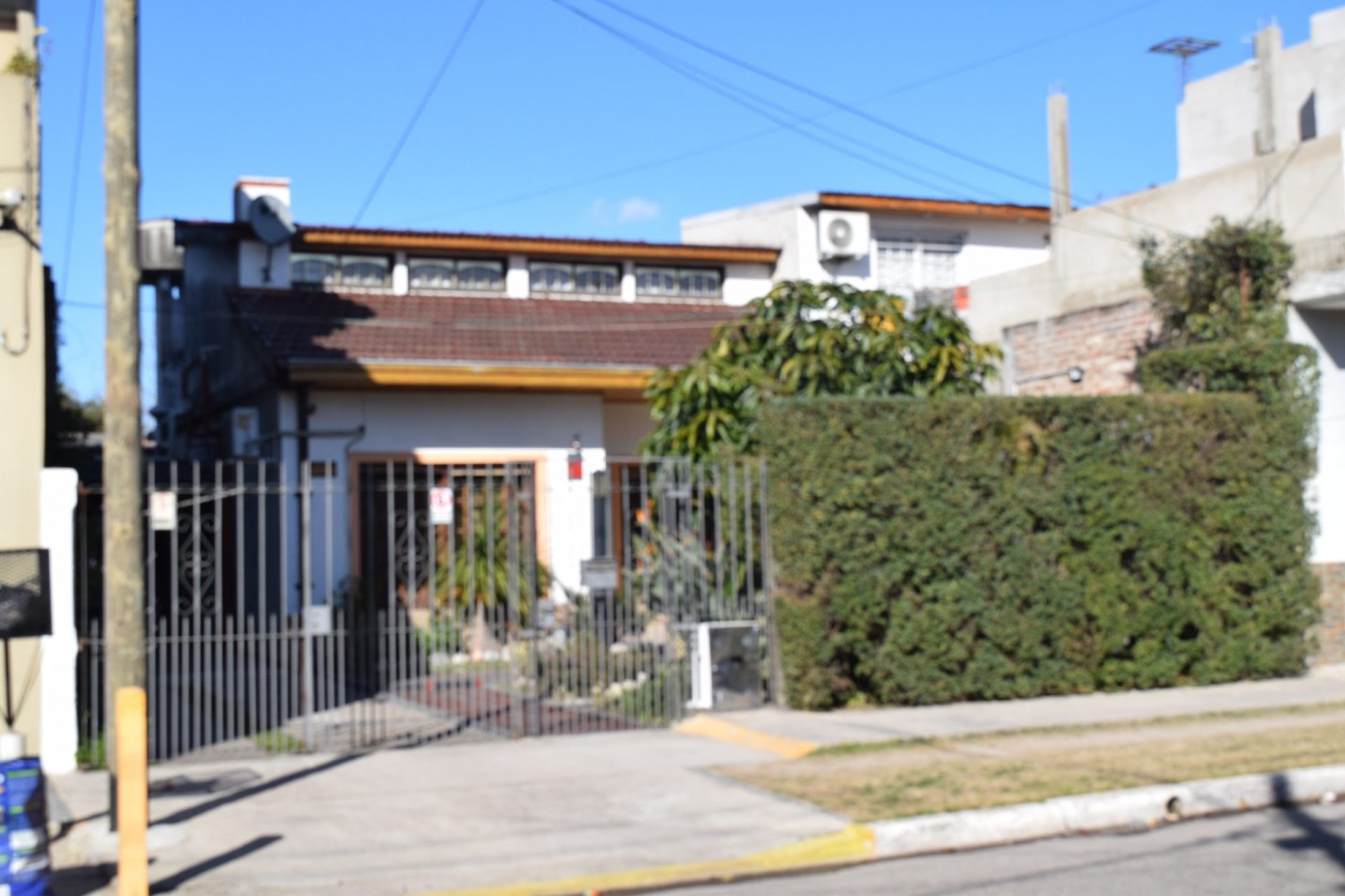 Casa chalet en venta en Quilmes de 5 ambientes, dos plantas con jardin y pileta (APTO CREDITO HIPOTECARIO)