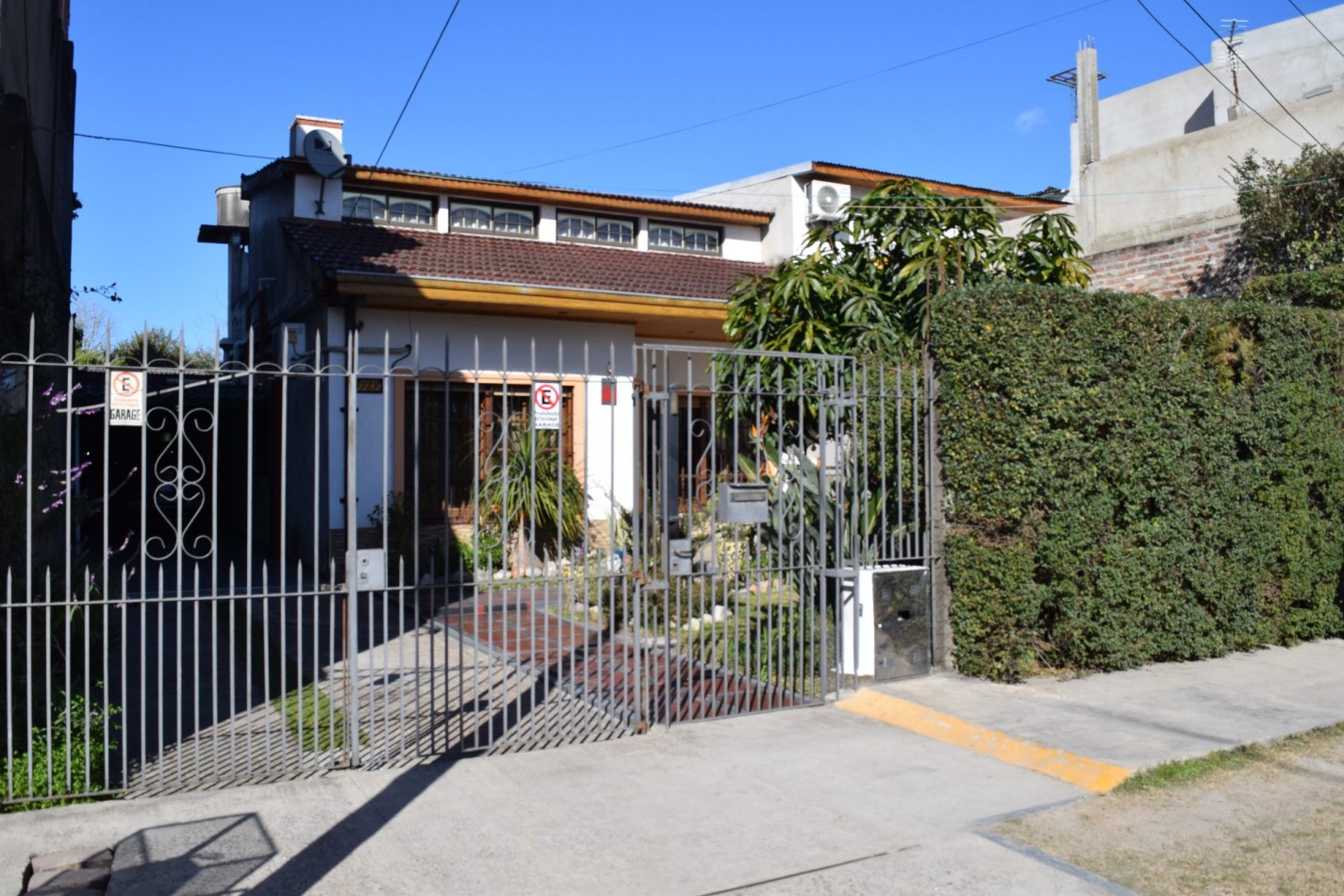 Casa chalet en venta en Quilmes de 5 ambientes, dos plantas con jardin y pileta (APTO CREDITO HIPOTECARIO)