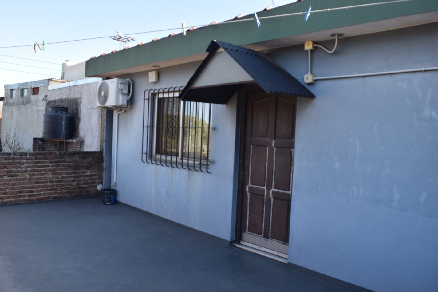 Casa chalet en venta en Quilmes de 5 ambientes, dos plantas con jardin y pileta (APTO CREDITO HIPOTECARIO)