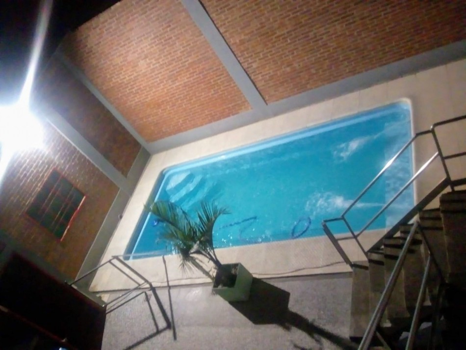 Casa chalet en venta en Quilmes de 5 ambientes, dos plantas con jardin y pileta (APTO CREDITO HIPOTECARIO)