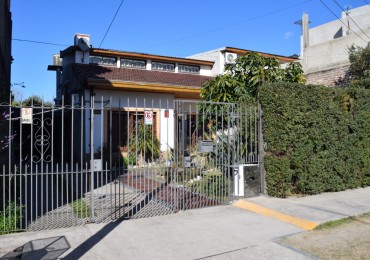 Casa chalet en venta en Quilmes de 5 ambientes, dos plantas con jardin y pileta (APTO CREDITO HIPOTECARIO)